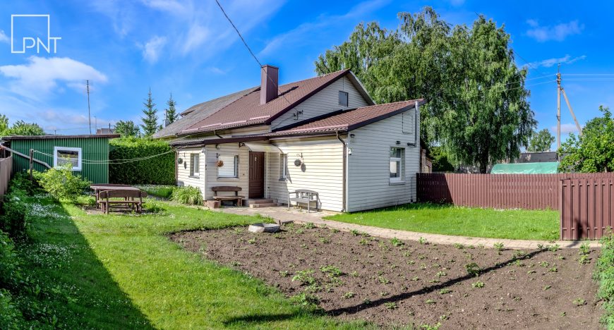 Parduodamas 2-jų kambarių butas su 1,5 arų sklypi